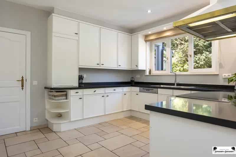 Huis te koop Brasschaat: Luxe villa met zwembad en kantoor