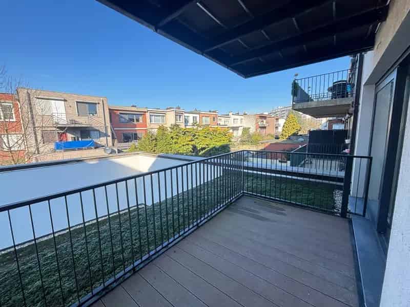 Appartement te koop Merksem: gerenoveerd met terras en zonnepanelen