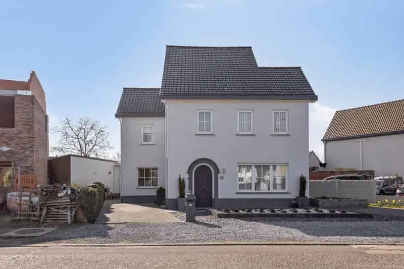 Ruime Vrijstaande Woning te Koop in Paal met Diepe Tuin