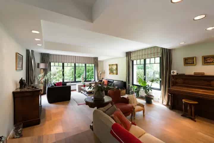 Ruime Villa met Zwembad en 6 slaapkamers te koop
