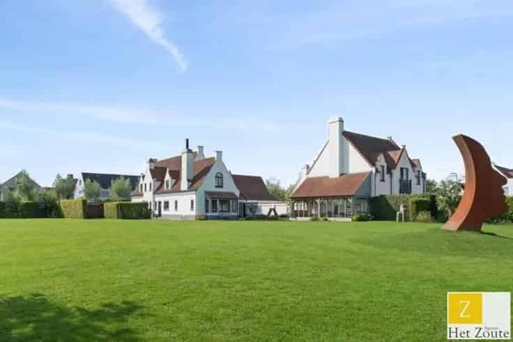 Moderne Villa Te Koop Knokke: 6 slaapkamers, 2 badkamers, Ruime Tuin