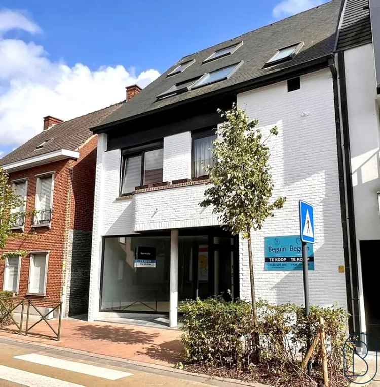 Huis te Koop: Opbrengsteigendom met Handelsrruimte en Appartementen