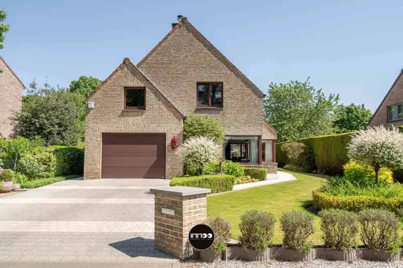 Landelijke Villa te Koop: 4 slaapkamers, gerenoveerd, groene omgeving