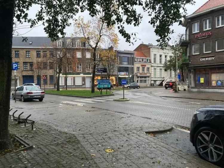 Polyvalent handelshuis met bovenwoonst aparte ingang en in 2 straten uitkomend.