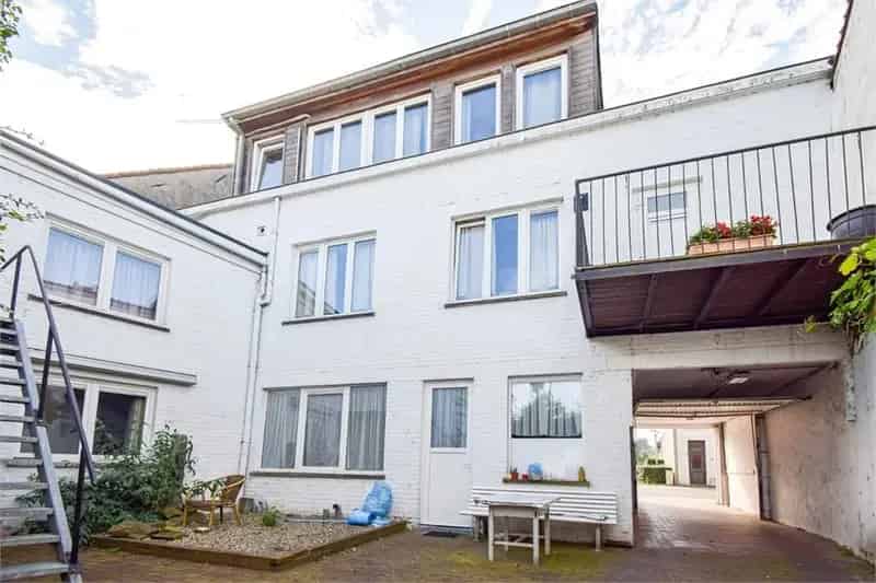 Appartementen Gistel: Opbrengsteigendom 7 slaapkamers