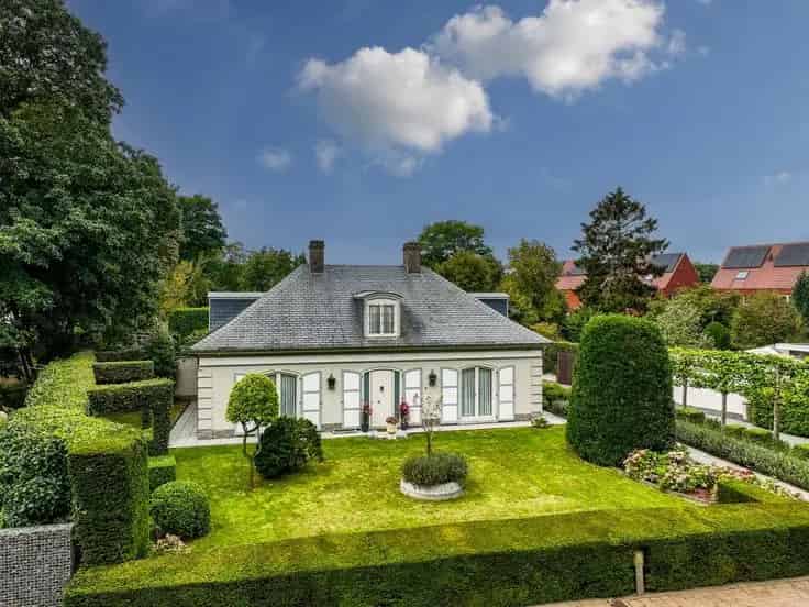 Franse Villa te Koop Beernem: Charmante woning met parktuin aan het water