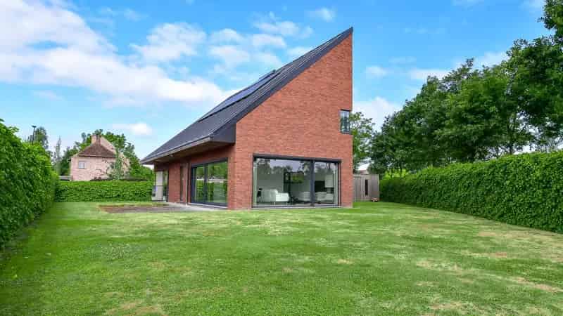 Rustig Gelegen Architecturale Villa