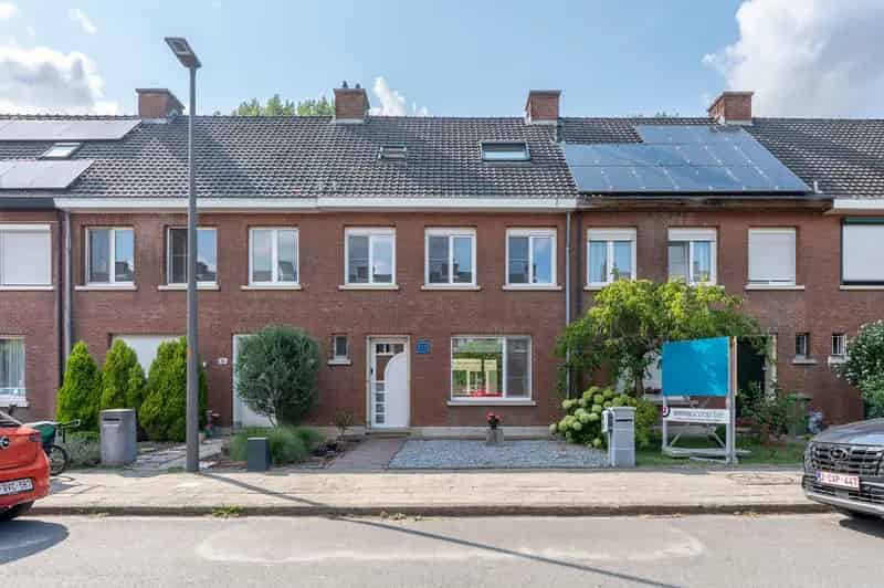 Ruime gezinswoning te Ekeren met 4 slaapkamers en tuin