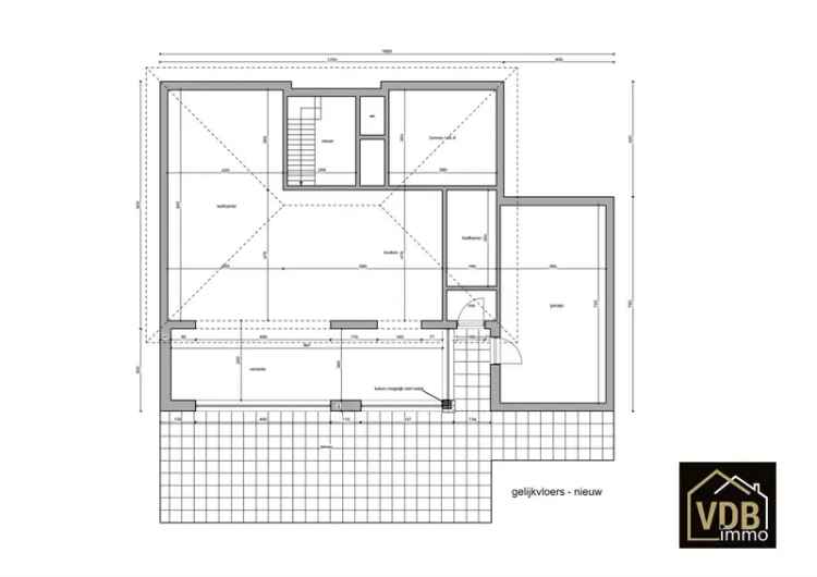 VILLA MET 4 - 5 SLAAPKAMERS - 2 BADKAMERS - 3 TOILETTEN - GARAGE - KELDER EN ZOLDER