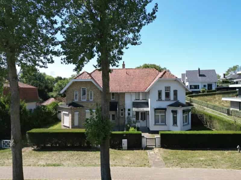 Unieke kans in Oostduinkerke-Bad – twee koppelwoningen met potentieel!