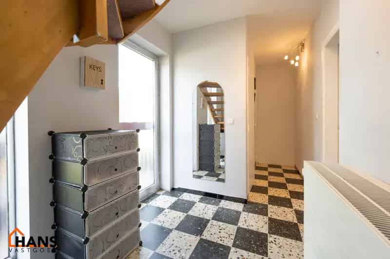 Instapklare Halfopen Hoekwoning met Garage en Tuin