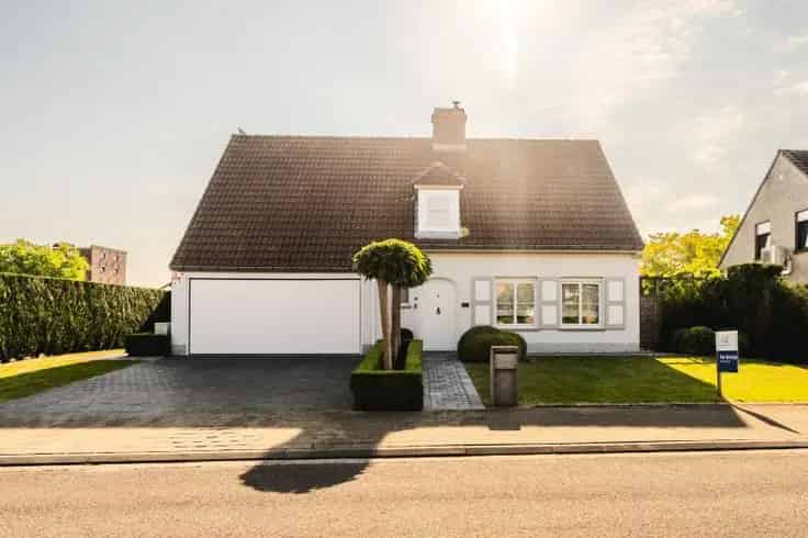 Huis Te Koop: Villa met 4 slaapkamers, garage en tuin