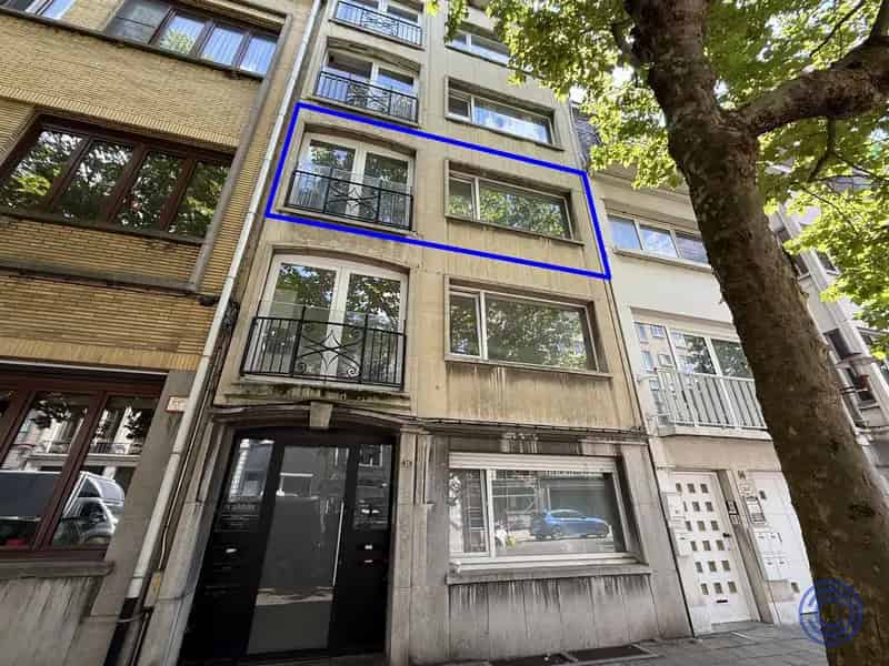 Antwerpen Centrum: Lichtrijk 2 Slaapkamer Appartement met Balkon