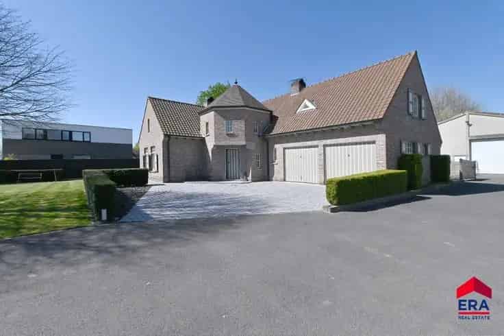 Huis Te Koop Lievegem: Unieke Villa met Loods en Weiland