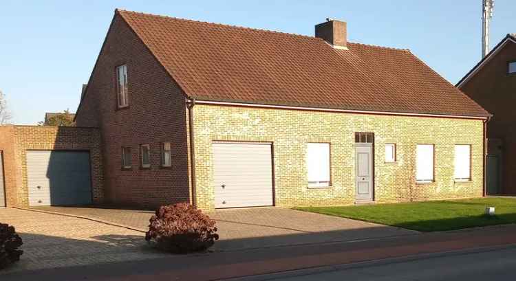 Huis te koop met grote tuin en garages vlakbij centrum