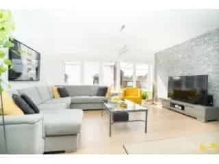 Huis te Koop Houdeng-Goegnies - Ruime Woning met Tuin en Garage