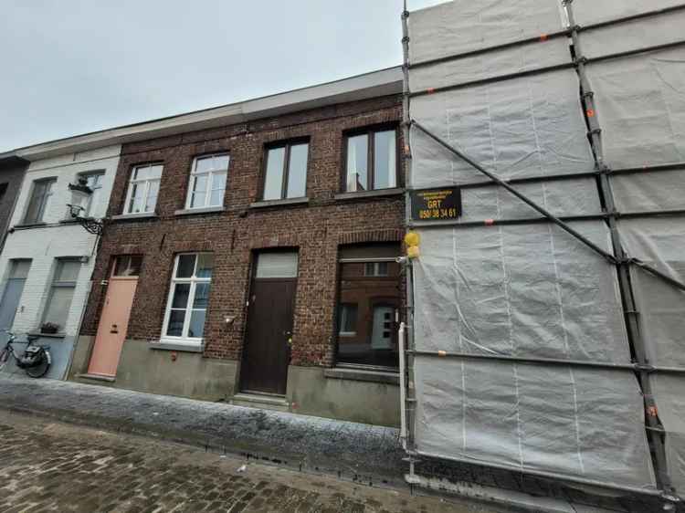 Huis te koop stadswoning deels gerenoveerd vlakbij de vesten