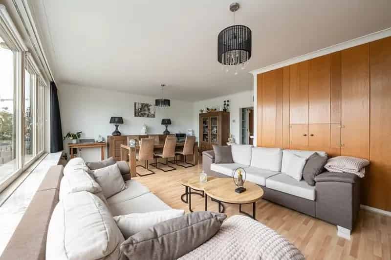 Woning vol potentieel grote zonnige tuin