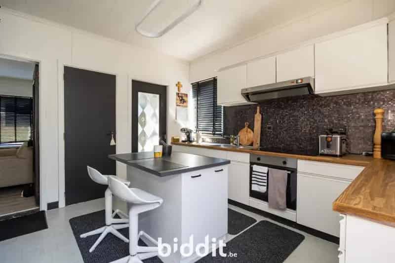 Te renoveren woning met 3 slaapkamers en garage