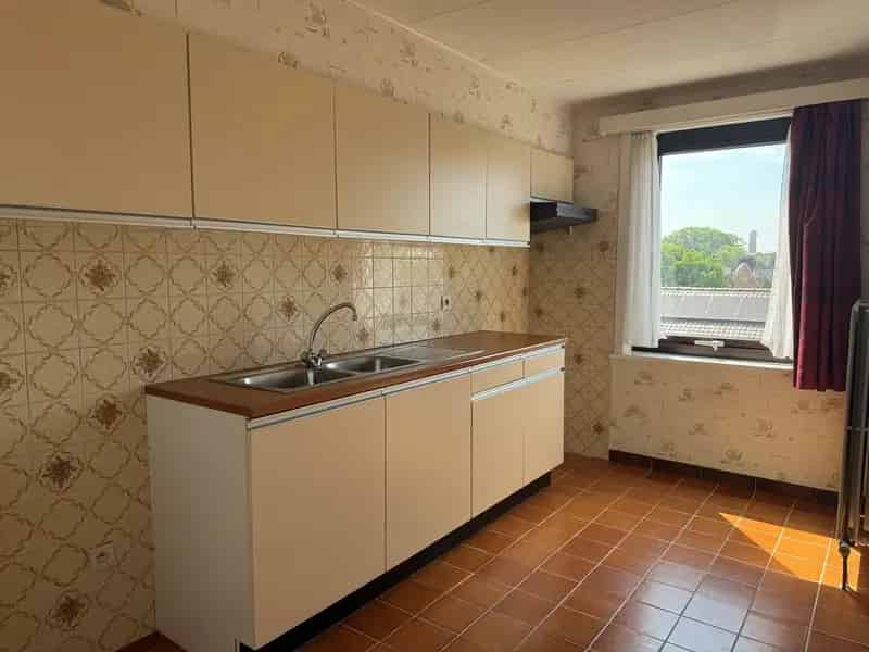 Te renoveren appartement met 2 slaapkamers en parking Nieuwpoort