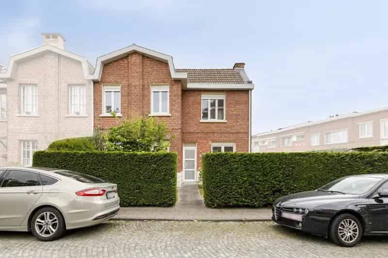 Halfopen Huis te Koop Wilrijk - Gerenoveerd 2 slaapkamers Tuin Garage