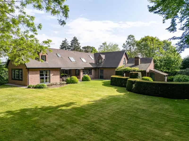 Elegante Villa met Weilanden en Panoramisch Uitzicht