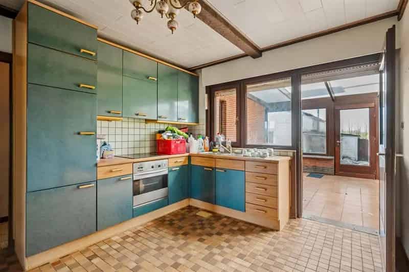 Op te frissen woning met loods te Koningshooikt