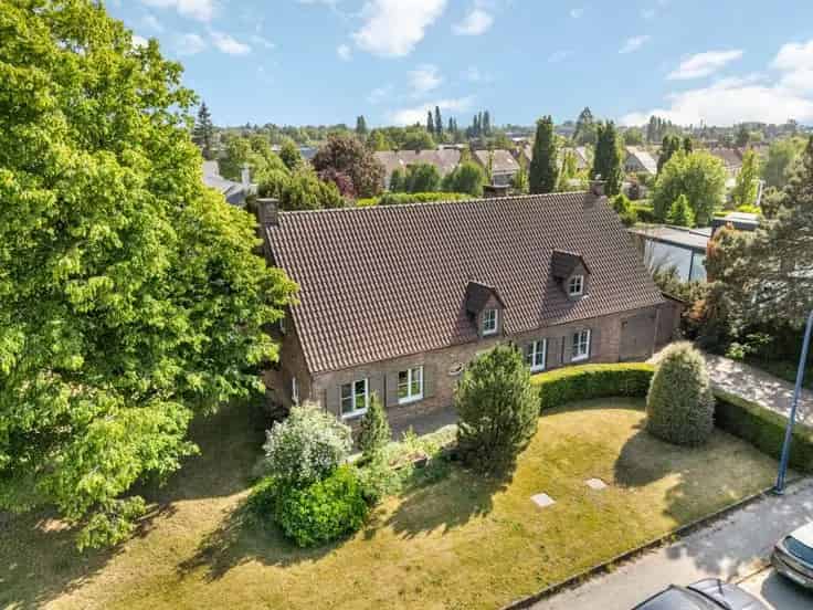 Villa Te Koop Kontich: Ruime gerenoveerde woning met kangoeroewoning