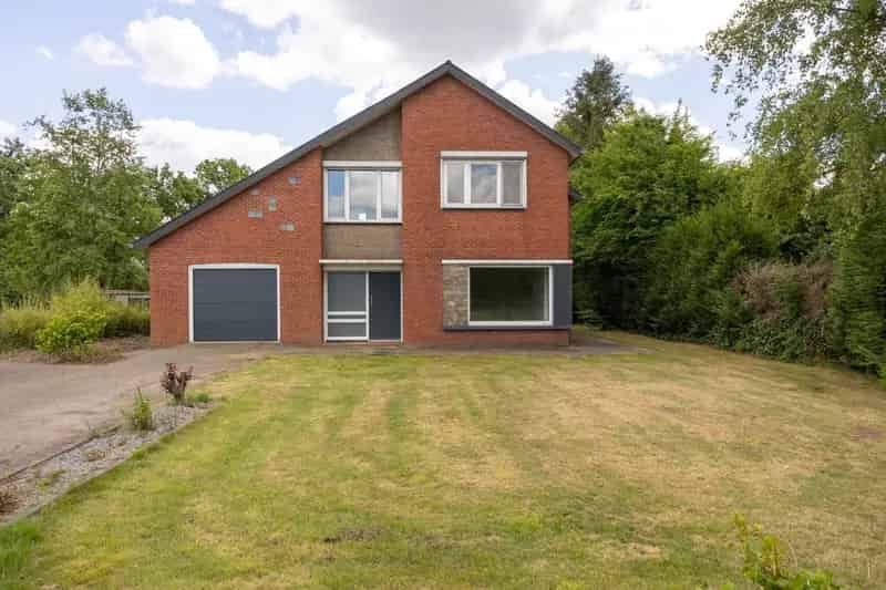Ruime woning met vrij zicht te koop