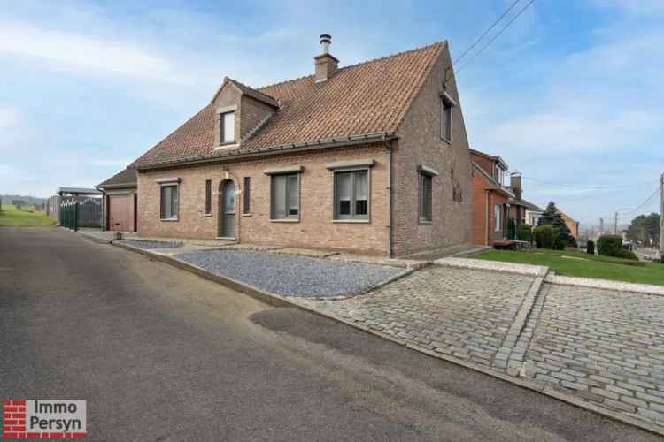 Huur ruime open bebouwing met 4 slaapkamers en 2 garages