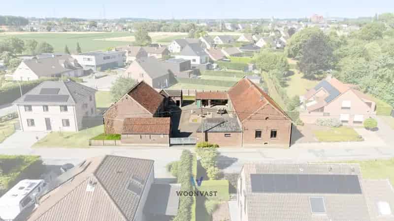 Vierkantshoeve te Merchtem met bouwgrond
