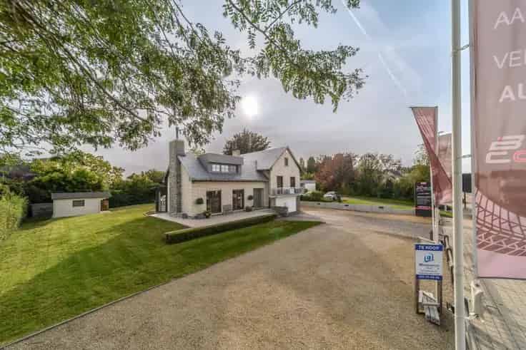 Villa te Koop met Werkruimte - Grote Gezinswoning