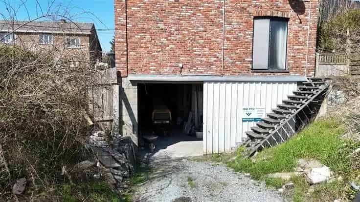 Huis Te Koop: 3 Appartementen met Garage en Bouwgrond