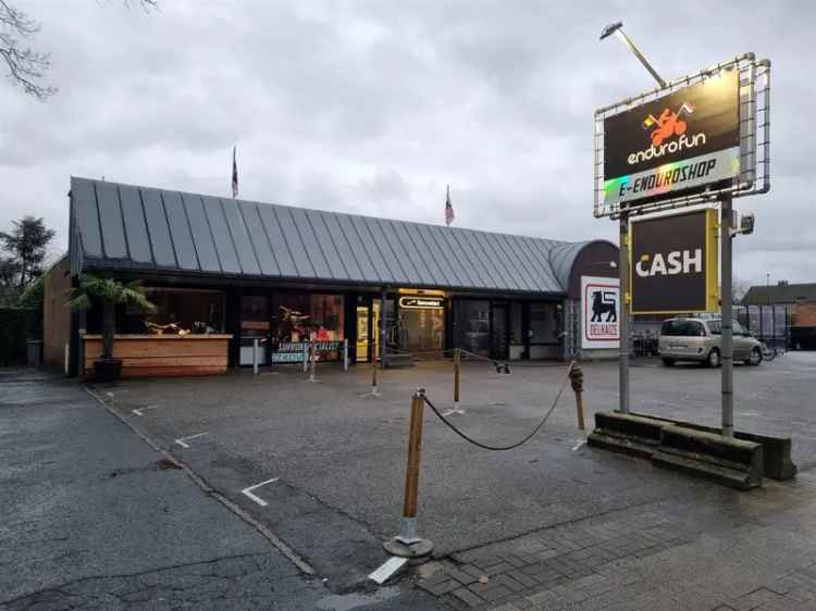 Winkelruimte te huur in een drukke straat met volledige aanbod