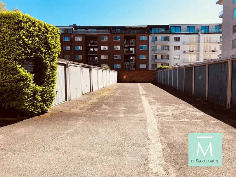 Garagebox en 2 Autostaanplaatsen te Koop