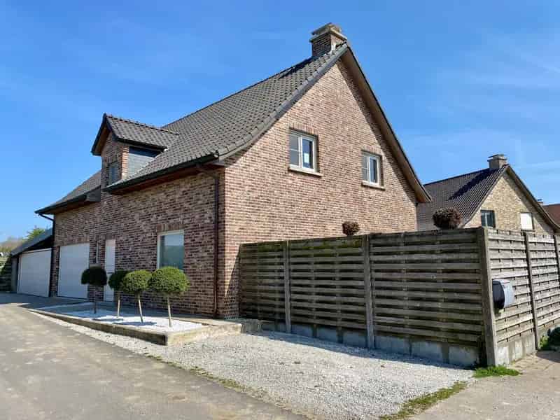 Huis te koop: Ruime villa met 3 slaapkamers, garage en zonnepanelen