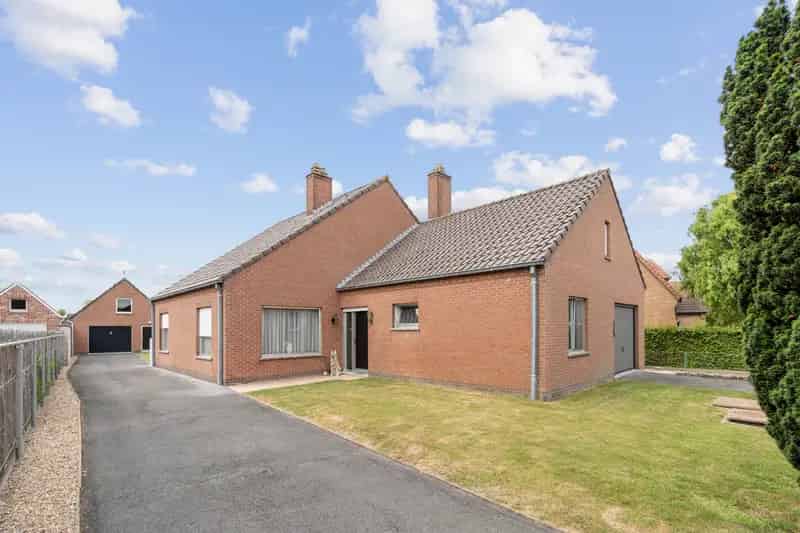 Gelijkvloerse woning te huur met bijgebouw en tuin