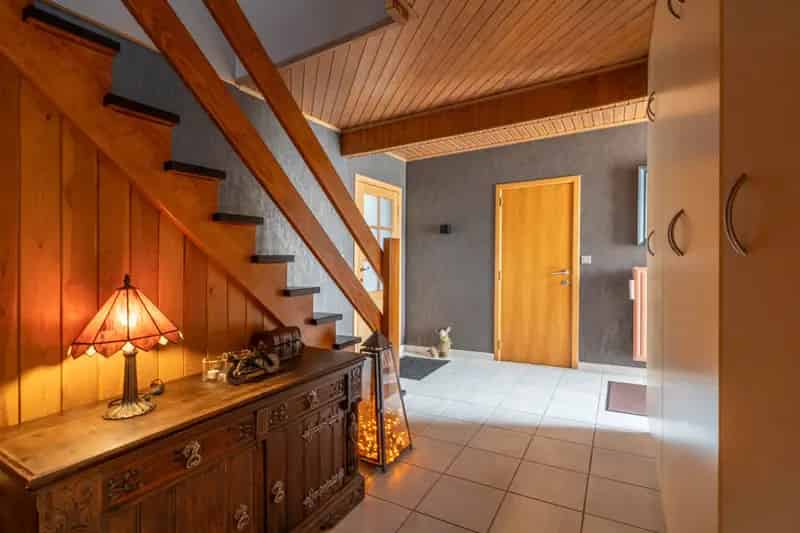 Ruime Woning Met Bijgebouw En Vijver