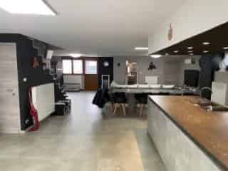 Industrie te koop Wanfercée-Baulet: Huis met 4 slaapkamers, magazijn en garages