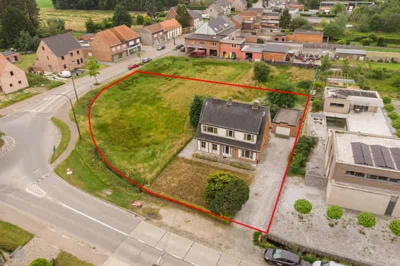 Ruime woning te koop met 4 slaapkamers en grote tuin
