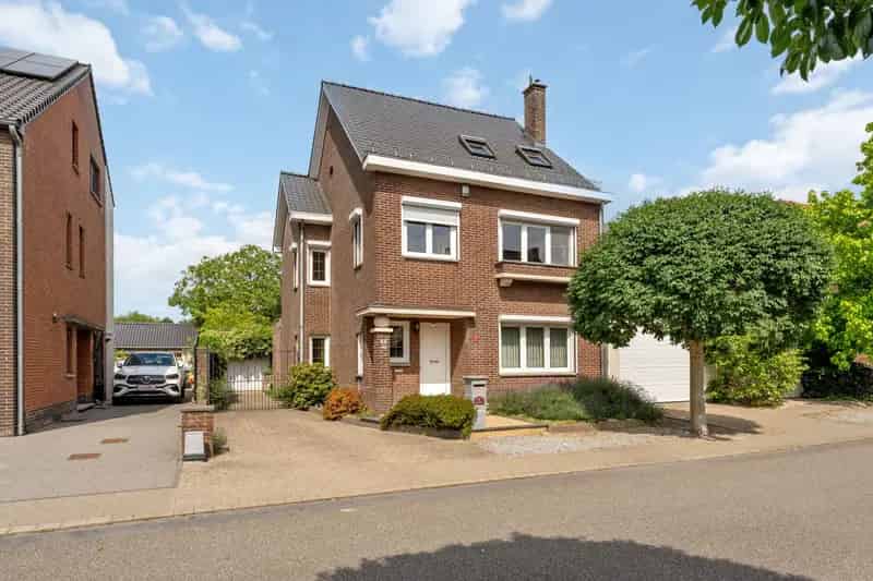 Huis te koop Maasmechelen: Ruime gezinswoning 447m² met 3 slaapkamers en grote tuin