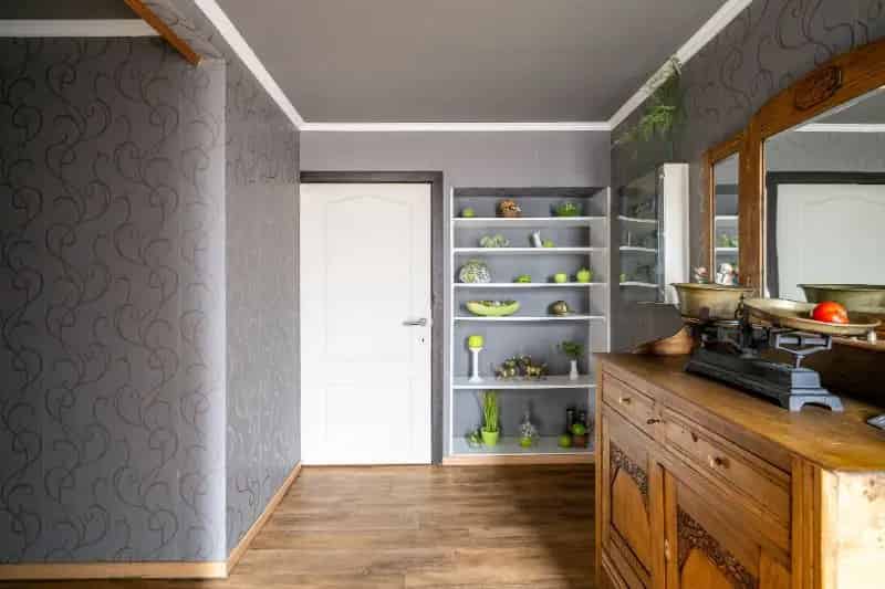 Woning met brede oprit en dubbele garage