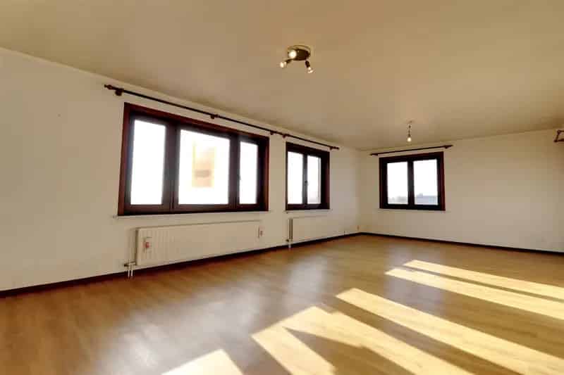 Ruim hoekappartement te huur met 3 slaapkamers en parkeerplaats