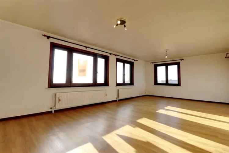 Ruim hoekappartement te huur met 3 slaapkamers en parkeerplaats
