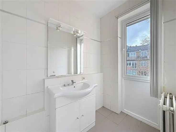 Te koop appartement in Uccle met een ruime slaapkamer en mooie lichtinval