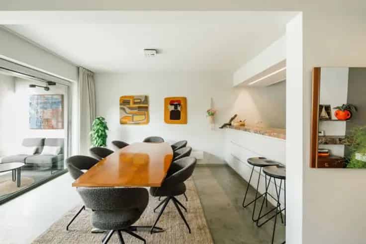 Huis Te Koop: Gezinswoning met Grote Tuin en Zomerpaviljoen