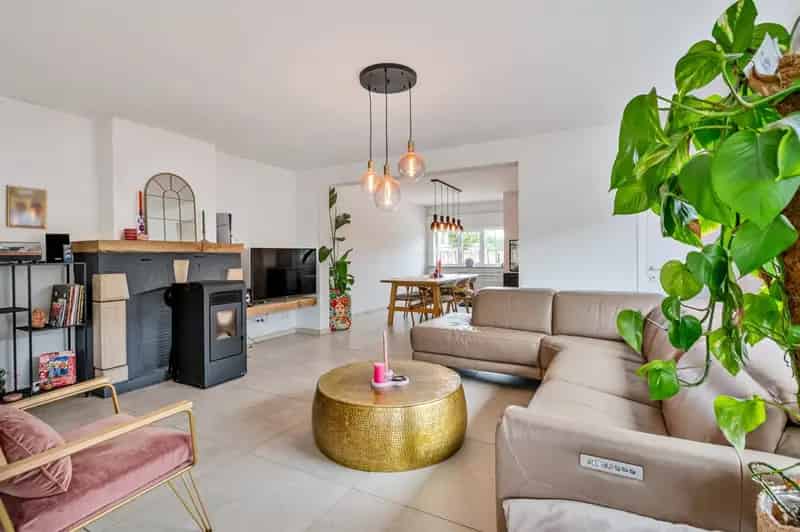 Gerenoveerde Halfopen Bebouwing 1678m² met Garage en Magazijn