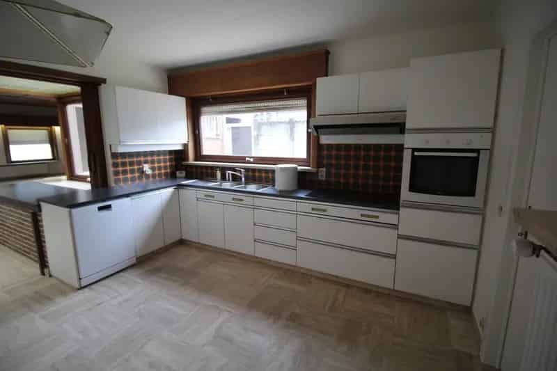 Ruime woning 3 slaapkamers tuin 2 garages
