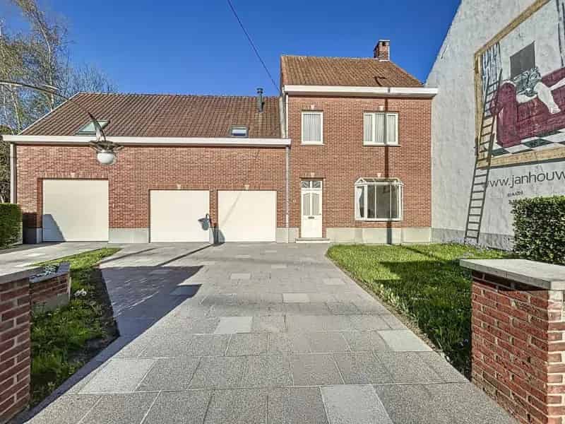 Huis te huur met werkplaats 4 slaapkamers 3 garages tuin zonnepanelen