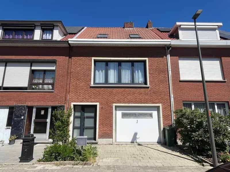 Bel-etage woning te Ekeren met garage en tuin